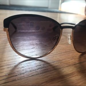Jessica Simpson woman’s sunglasses